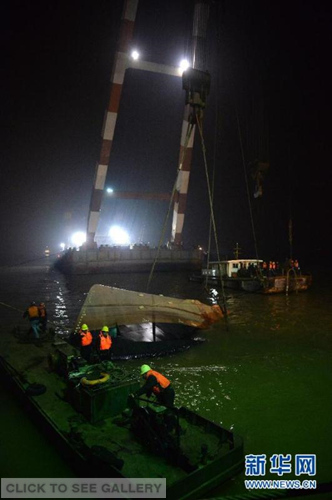 Rescuers work at the site where a tug boat sank in the Yangtze River in east China's Jiangsu province January 15, 2014. More than 20 people are still missing and the search and rescue mission is still underway. (Photo/Xinhua)