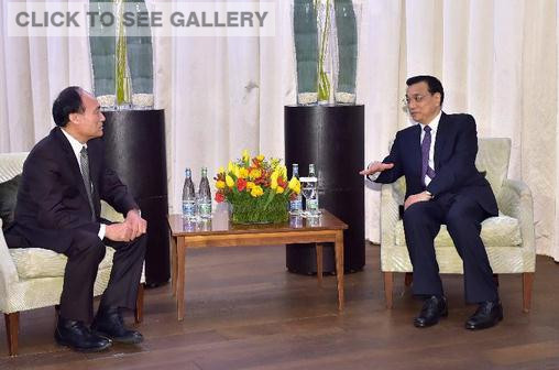Chinese Premier Li Keqiang (R) meets with Zhao Houlin, Secretary-General of International Telecommunication Union (ITU), in Zurich, Switzerland, on Jan 22, 2015. (Xinhua/Li Tao)