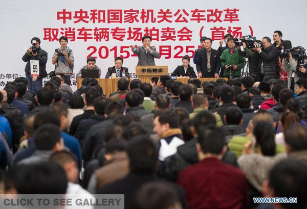 Photo taken on Jan 25, 2015 shows an auction for the official vehicles in Beijing, capital of China. The central government has impounded 3,184 official vehicles and plans to auction the first 300 before the Spring Festival. (Xinhua/Luo Xiaoguang) 