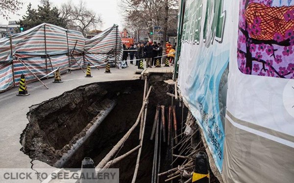 Illegal construction of a basement in Beijing causes the collapse of four neighboring homes. [Photo: Xinhua/Cankaoxiaoxi]