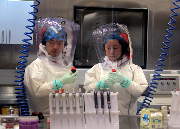 Researchers work on a test in China's first laboratory to study highly contagious and fatal diseases. The country's first biosafety level-4 laboratory was inaugurated in Wuhan, capital of Hubei province, on Saturday and will enable scientists to research live Ebola viruses. ZOU HONG / CHINA DAILY 