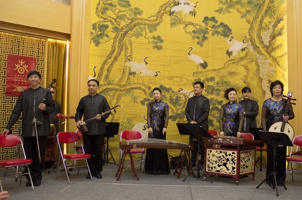 Chinese Consul General Li Qiangmin hosts a private concert at his official residence in Houston on Jan 30, featuring the world-class Forbidden City Chamber Orchestra (FCCO) from Beijing. MAY ZHOU / CHINA DAILY
