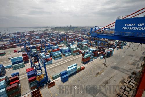 A NATURAL HARBOR: The Shihu Harbor in Quanzhou, Fujian province, bustles with business on May 12, 2014. The harbor has a history of more than 1,500 years and was one of the starting points of China's ancient Maritime Silk Road (SHEN BOHAN)