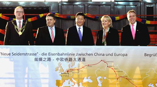 Chinese President Xi Jinping (center) visits Port of Duisburg of Germany March 29, 2014. [Photo/Xinhua]  