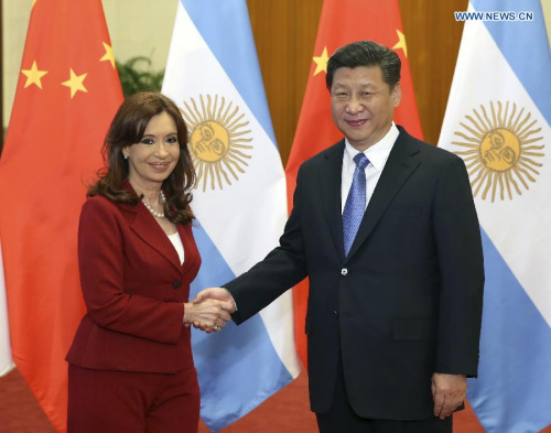 Chinese President Xi Jinping (R) shakes hands with Argentine President Cristina Fernandez de Kirchner during their talks in Beijing, capital of China, Feb. 4, 2015. (Xinhua/Pang Xinglei)