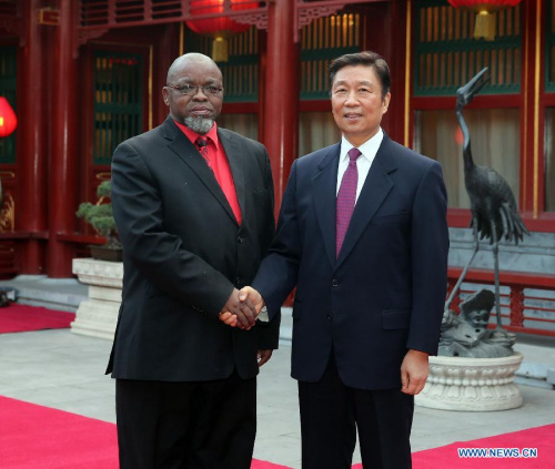 Chinese Vice President Li Yuanchao (R) meets with Gwede Mantashe, general secretary of the African National Congress of South Africa (ANC), who has led an ANC delegation for a visit to China, in Beijing, capital of China, Feb. 4, 2015. (Xinhua/Liu Weibing)