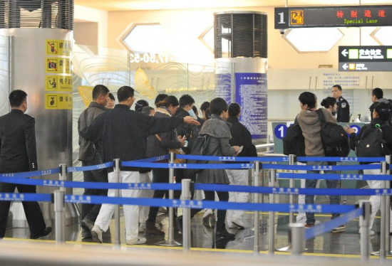 Family members of mainland passengers walk to go through security check at Xiamen Gaoqi International Airport in Xiamen, southeast China's Fujian Province, Feb. 5, 2015. Sixteen of the 31 confirmed deaths in the Taiwan TransAsia Airways plane crash were Chinese mainland residents. As of 9:45 a.m. (Xinhua/Lin Shanchuan)