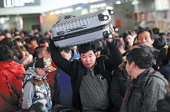 Travelers crowd the waiting room at Beijing West Railway Station on Wednesday, the beginning of the 40-day Spring Festival rush. Zou Hong / China Daily  