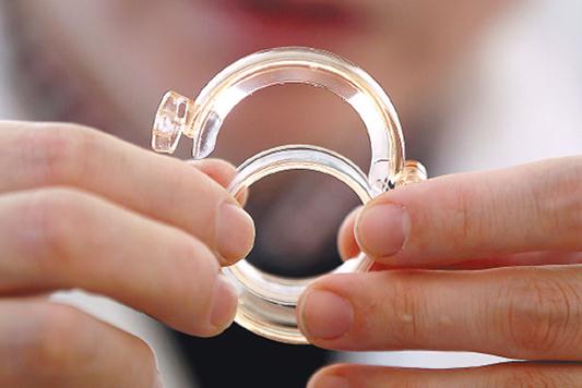 Shang Ring consists of two concentric plastic rings. The use of the ring for circumcision leaves no scars and the patient feels very little pain during the procedure. Zhang Wei / China Daily