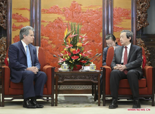 Chinese Vice Premier Ma Kai (R) meets with David Lipton, the first deputy managing director of the International Monetary Fund (IMF), in Beijing, capital of China, Feb. 5, 2015. (Xinhua/Ding Lin)