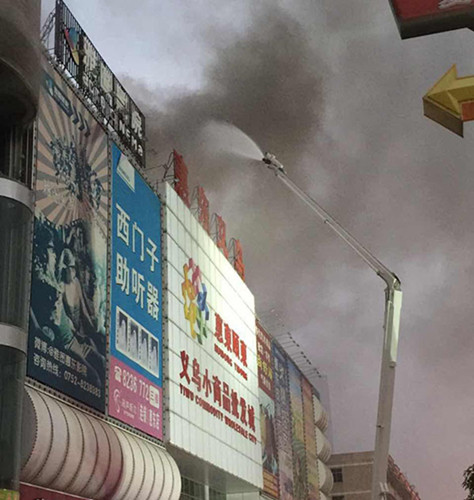 Black smoke billows from the Yiwu commodity wholesale market in Huidong city, South China's Guangdong province, Feb 5, 2015. [Photo/ South China Metropolis Daily]