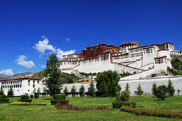A view of Potala Palace in Lhasa, the capital of the Tibet autonomous region . [Photo by Song Wei/chinadaily.com.cn]