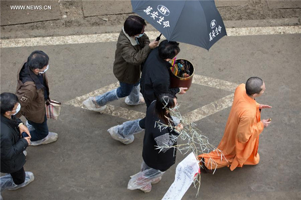 Relatives leave the rescue site after holding a memorial ceremony for plane crash victims in Taipei, Southeast China's Taiwan, Feb 7, 2015. Rescuers on Saturday morning recovered three more bodies, raising the death toll from the TransAsia Airways plane crash to 38. Five passengers are still missing. [Photo/Xinhua]