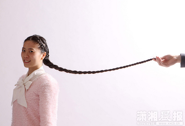 Zhu Qing poses with her long hair in an undated photo. [Photo/xxcb.cn]