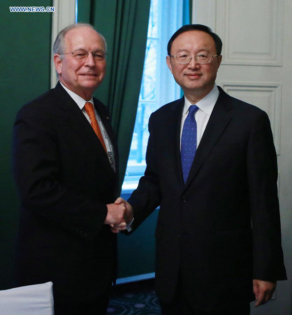Chinese State Councilor Yang Jiechi (R) meets with Wolfgang Ischinger, chairman of Munich Security Conference (MSC), in Munich, Germany, on Feb.6, 2015. (Xinhua/Luo Huanhuan)