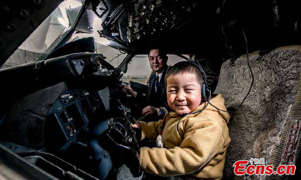 Four-year-old boy Li Haifeng joins a special tour of a plane and its cockpit. [Photo: Ma Luyao/IC]