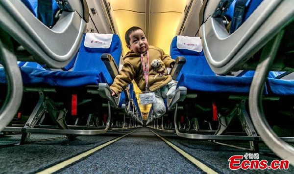 Four-year-old boy Li Haifeng joins a special tour of a plane and its cockpit. [Photo: Ma Luyao/IC]