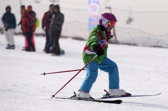 A child enjoys skiing at the World Snow Day and International Children's Skiing Festival at Yuyang Ski Resort in Beijing last month. WEI XIAOHAO/CHINA DAILY  