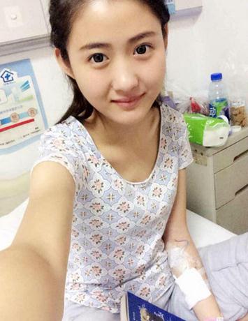 Li Na in treatment. [Photo/Sina Weibo]  
