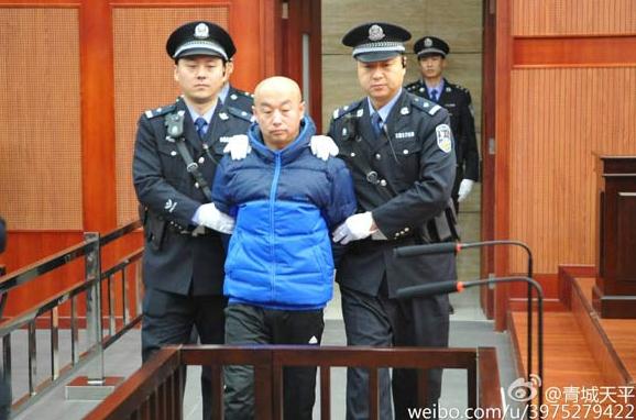 Zhao Zhihong (center) stands trial at Hohhot Intermediate People's Court in North China's Inner Mongolia autonomous region Monday. [Photo from Hohhot Intermediate People's Courts official Weibo account]