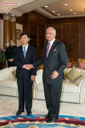 Malaysian Prime Minister Najib Razak (R) meets with Meng Jianzhu, head of the Commission for Political and Legal Affairs of the Communist Party of China Central Committee and a special envoy of Chinese President Xi Jinping, in Kuala Lumpur, capital of Malaysia, on Feb. 9, 2015. (Xinhua/Chong Voon Chung)