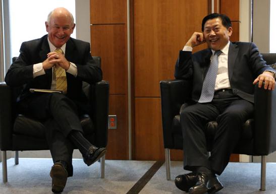 Lu Wei (right), minister of State Internet Information Office, talks to students and faculty at the George Washington University's Elliott School of International Affairs on Tuesday afternoon in a seminar moderated by Philip Crowley, the former US assistant secretary of state for public affairs who is now teaching at the George Washington University. Chen Weihua/China Daily