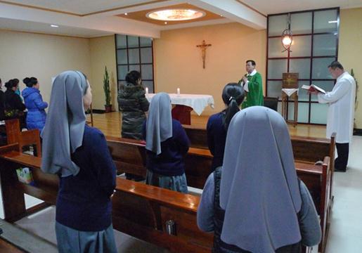Worshippers attend a Mass at a Catholic Church in the urban area of Changzhi, Shanxi province, on Jan 22. Changzhi is one of the oldest Catholic dioceses in China, and its estimated 60,000 followers can worship at more than 70 churches spread across the city's urban and rural areas. XU WEI/CHINA DAILY  