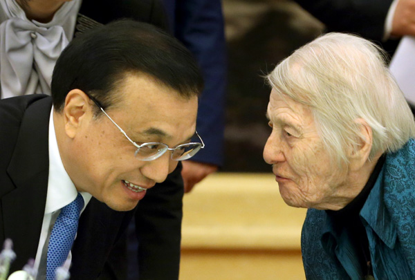 Premier Li Keqiang chats with Canadian educator Isabel Crook at the Great Hall of the People in Beijing on Tuesday after a meeting with more than 60 foreign experts. Crook, who celebrated her 100th birthday in December and has devoted most of her life to English-language teaching in China, has attended many meetings with Chinese leaders. Wu Zhiyi / China Daily