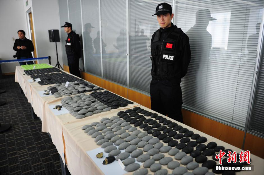 The drugs which are hidden in pebble-like containers seized by the Shenzhen Customs are on display in Shenzhen, February 10, 2015. [Photo: Chinanews.com]