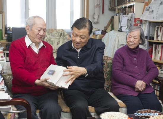 Liu Yunshan (C), a member of the Standing Committee of the Political Bureau of the Communist Party of China (CPC) Central Committee, visits philosopher Chen Xianda (L) in Beijing, China, Feb. 8, 2015. Liu has extended festival greetings to cultural workers across the country ahead of the Lunar New Year, which falls on Feb. 19 this year. (Xinhua/Wang Ye)