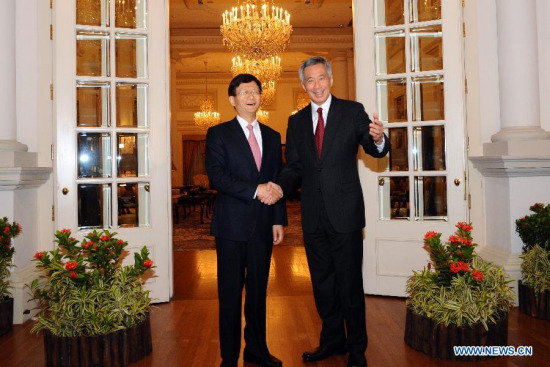 Singapore Prime Minister Lee Hsien Loong (R) meets with Meng Jianzhu, head of the Commission for Political and Legal Affairs of the Communist Party of China Central Committee and a special envoy of Chinese President Xi Jinping, in Singapore, on Feb. 10, 2015. (Xinhua/Then Chih Wey)