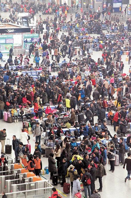 A large crowd waits to board trains at the lobby of Shanghai Hongqiao Railway Station yesterday at the start of the 40- day Spring Festival travel rush.  Dong Jun