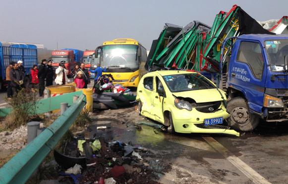 A 50-vehicle traffic accident on a highway in Sichuan province leaves two dead and 34 injured on Wednesday. The accident was caused by heavy smog. Provided to China Daily