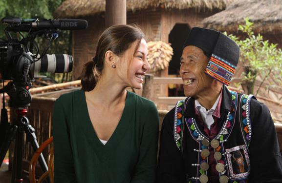 TV host Denise Keller with a villager of the Hani ethnic group in Yunnan province.[Photo provided to China Daily]