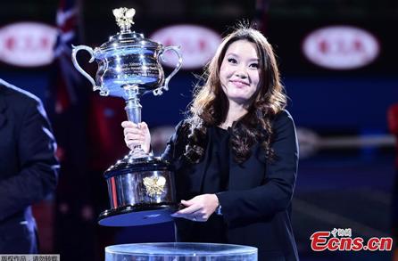 2014 Australian Open tennis champion Li Na of China poses with the trophy during her farewell ceremony at Rod Laver Arena on the first day of 2015 Australian Open tournament in Melbourne, Australia, Jan 19, 2015.