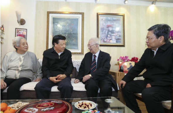 Liu Yunshan (2nd L), a member of the Standing Committee of the Political Bureau of the Communist Party of China (CPC) Central Committee, visits physical chemist Zhang Cunhao (2nd R), who is an academician at the Chinese Academy of Sciences, in Beijing, China, Feb. 11, 2015. On behalf of President Xi Jinping and the CPC Central Committee, Liu extended festival greetings to scientists ahead of the Lunar New Year, which falls on Feb. 19 this year. (Xinhua/Ding Lin)
