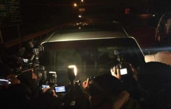 Journalists crowd the car carrying Hong Kong actor Jaycee Chan after he was released from prison in Beijing on Feb 13, 2015. [Photo from Internet]