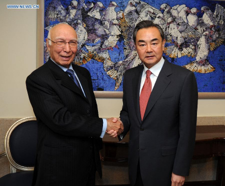 Chinese Foreign Minister Wang Yi (R) holds talks with Adviser to the Pakistani Prime Minister on National Security and Foreign Affairs Sartaj Aziz in Islamabad, Pakistan, Feb. 12, 2015. (Xinhua/Huang Zongzhi)