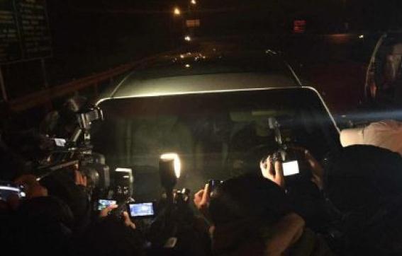 Journalists crowd the car carrying Hong Kong actor Jaycee Chan after he was released from prison in Beijing on Feb 13, 2015. [Photo from Internet]  