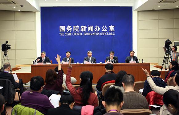 The State Council held its weekly policy briefing on Feb 13, 2015. [Photo by Wang Zhuangfei/China Daily]