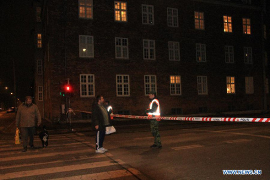 Soldiers cordon off the street near the shooting site in Copenhagen, Denmark, on Feb. 14, 2015. One man was killed and three police officers were wounded Saturday afternoon at a shooting in Danish capital of Copenhagen, police said. (Xinhua/Shi Shouhe)
