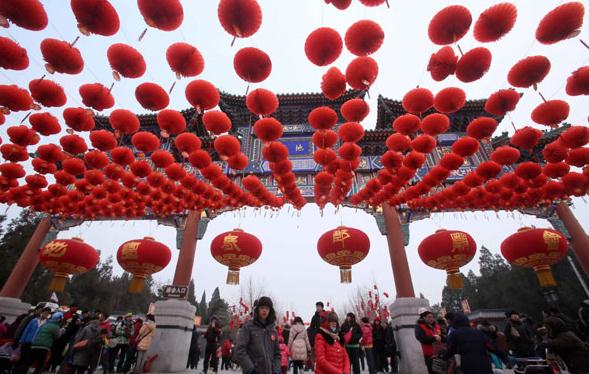Lanterns are a signiture feature of the temple fair at Ditan Park.[Photo by Chen Xiaogen/China Daily]  