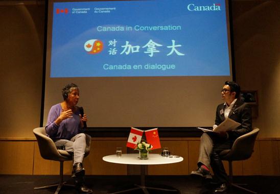 Renowned Canadian artist Rebecca Belmore and Gao Peng, director of Today Art Museum, had a dialogue on contempoary arts on Jan 29 at Canadian Embassy in Beijing. [Photo by WANG RU / CHINA DAILY]  