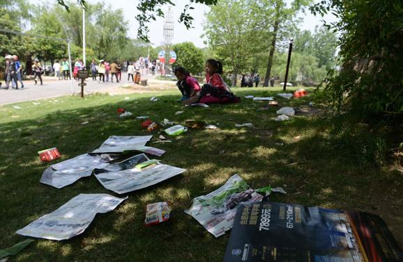 Leaving trash everywhere is a questionable behavior of many Chinese tourists while traveling not only in the country, but also abroad.[Photo by Dai Wenxue/China Daily]  