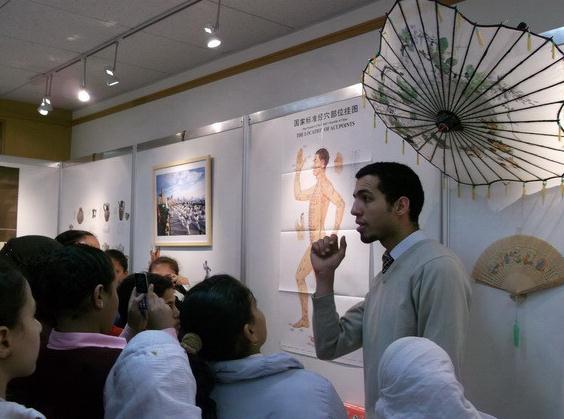 Middle school students visit the China Culture Center in Cairo to gain knowledge of Chinese traditional medicine. [Photo provided To China Daily]