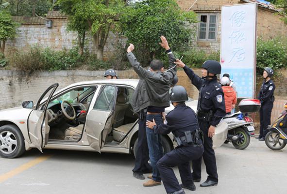 Police search a suspect during the crackdown on drug dealing and gambling in Wenche, Zhanjiang, Guangdong province, on Friday. Photos by Zhan Gongxuan / for China Daily  