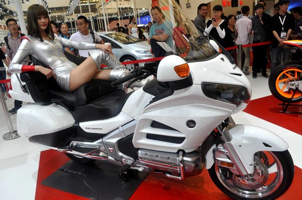 Car models will become a thing of the past at the Shanghai International Automobile Industry Exhibition in April as its organizers decided to drop them from the event. (Photo: YAN DAMING/FOR CHINA DAILY)