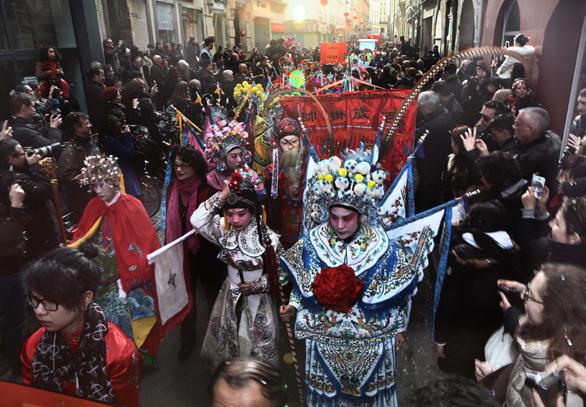 Revelers in traditional Chinese opera costumes take part in a Spring Festival parade in Paris in February last year. HUWEI / FOR CHINA DAILY  
