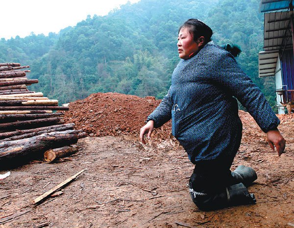 Hu Fenglian, who lost the lower part of her legs, works at a stone factory in Longsheng county, in the Guangxi Zhuang autonomous region. (Huo Yan/China Daily)