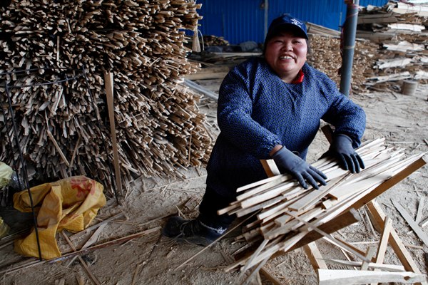 Hu Fenglian, who lost the lower part of her legs, works at a stone factory in Longsheng county, in the Guangxi Zhuang autonomous region. (Huo Yan/China Daily)